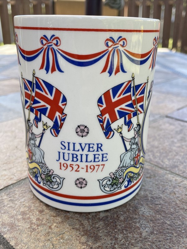 WEDGWOOD  Queen Elizabeth II Silver Jubilee 1952- 1977 TALL  Mug , Vintage Royal