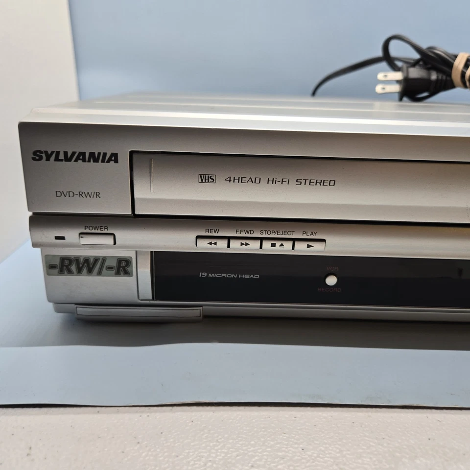 COMBO SYLVANIA VCR/DVD • Para piezas/reparación modelo DVR90VF funciona con alimentación sin probar  Foto 2 de 4