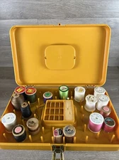 Vintage WiLson WIL-HOLD Plastic SEWING Box Thread Spool Bobbin Holder & Contents