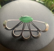 Gablonzer Brosche silberfarbig mit schönem grünen Glasstein   - Vintage !555