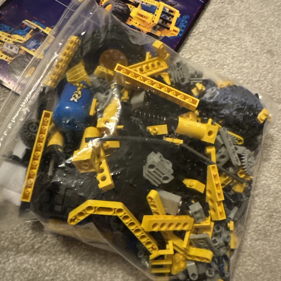 LEGO Technic 8459 Pneumatic Front-End Loader, photo 4 of 5