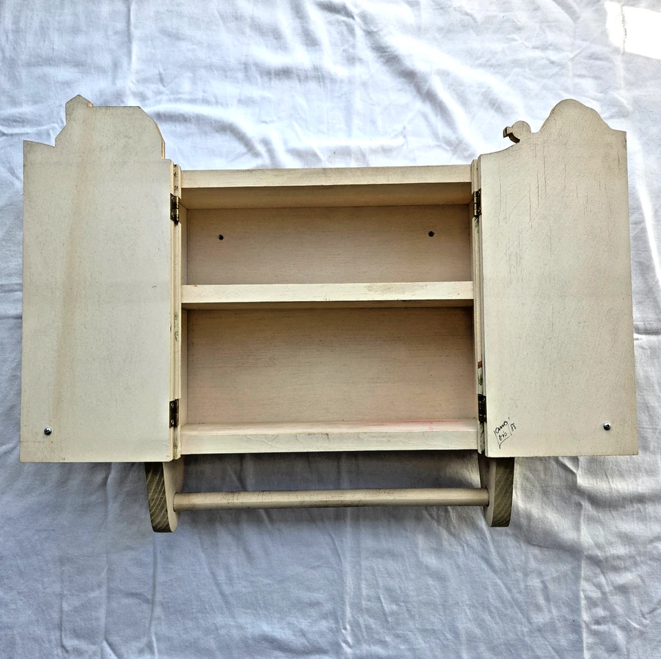 Gabinete de pared de madera pintado a mano diseño de granja arte popular firmado 1988 de colección Foto 2 de 4