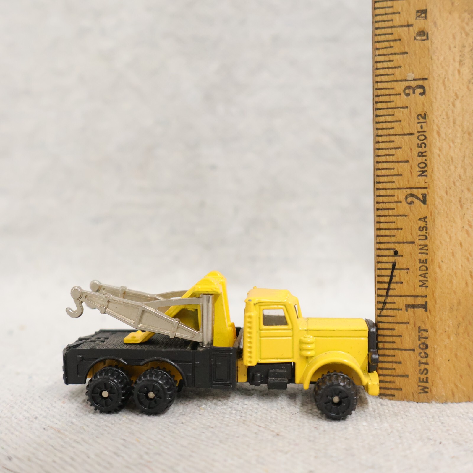 American Trucks P366 Wrecker Truck Diecast HO Scale Twin Rotating Tow Hooks