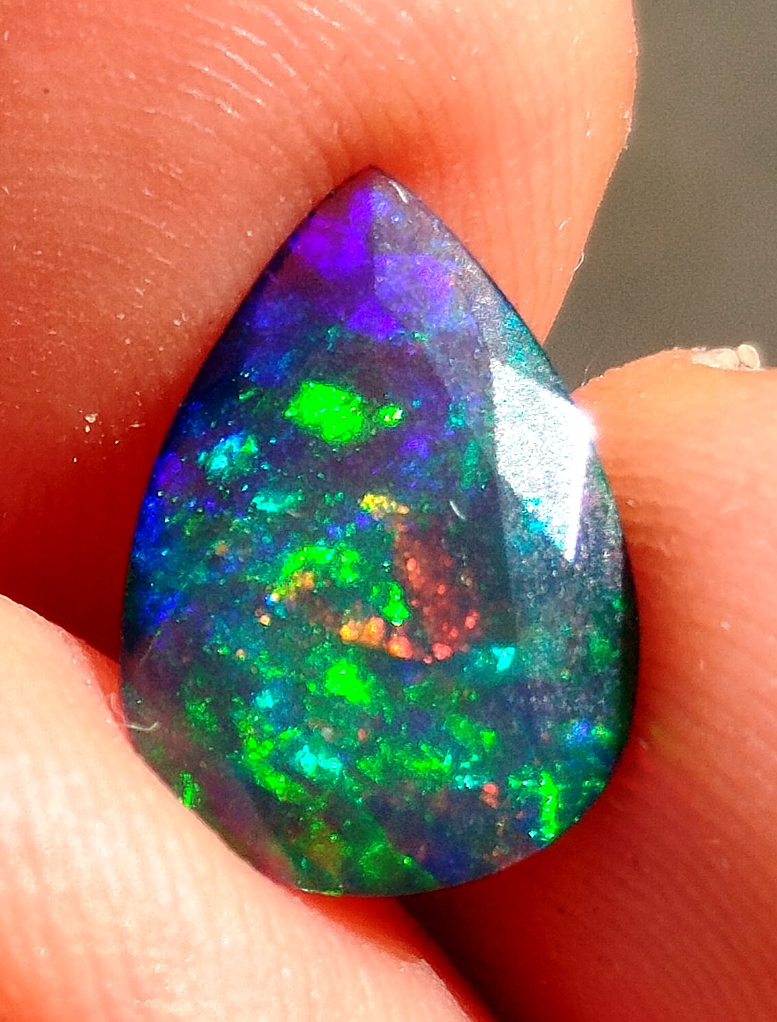 Opale Noire N2 1,90ct facettée en goutte pour création de haute joaillerie
