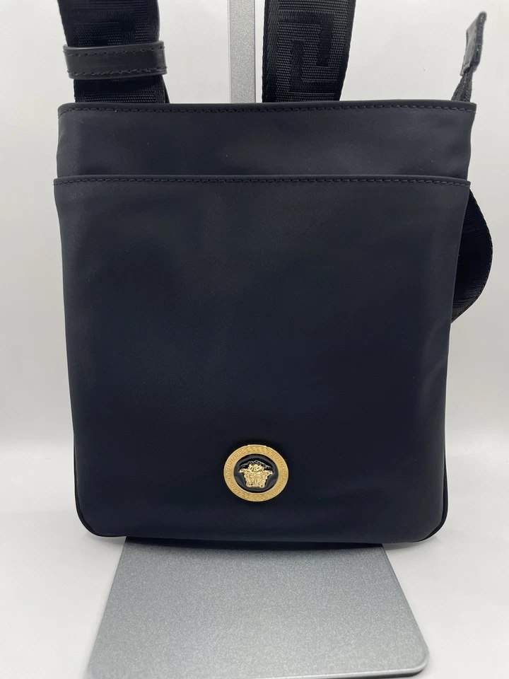 Bandolera plana VERSACE tela cuero de becerro negro $850 venta al por menor Foto 3 de 4