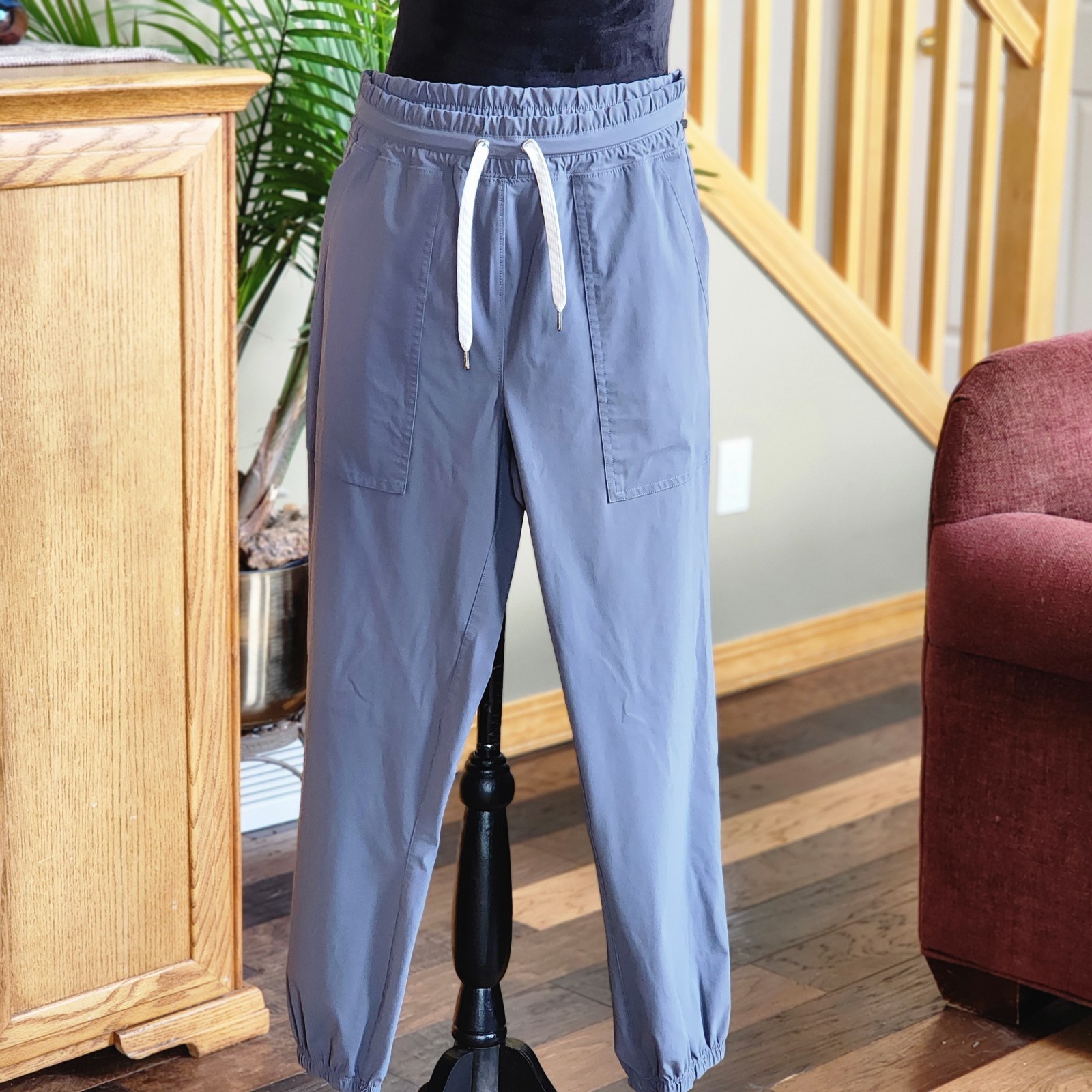 Vuori Gray Performance Joggers for Women Medium Elastic Waist Cuffed Legs