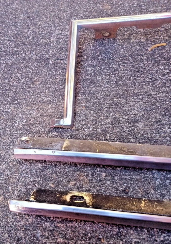 Oldsmobile 98 Brougham 1983 panel trasero moldura LOC-104DG Foto 2 de 4