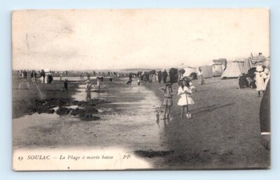 Soulac La Plage a maree basse with children on the beach FRANCE Postcard