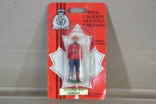 BRITAINS HERALD LESNEY PLASTIC ROYAL CANADIAN MOUNTED POLICEMEN MARCHING nz