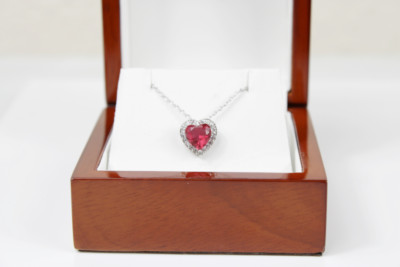 Atemberaubende Halskette mit grenzenlosen Herzen in Weißgold-Finish in Rosérosa mit Geschenkbox