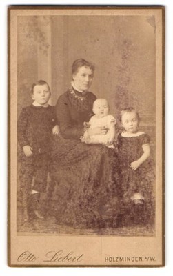 Photograph Otto Liebert, Holzminden, mother with two children and infant in So 