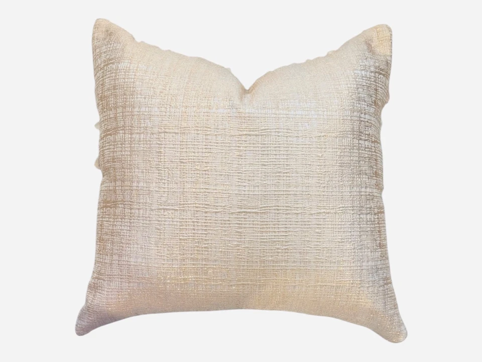 Almohada de lujo con apliques de dos tonos Golden Bloom - Inserto de 18” x 18” incluido  Foto 2 de 4