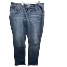 Signature Gold by Levi Strauss Women's 20M Totally Shaping Straight Leg Jeans