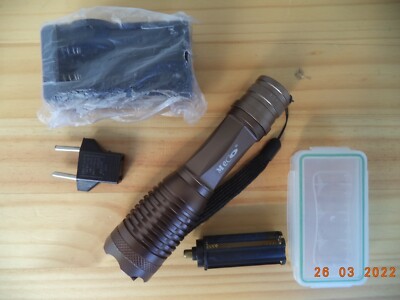 Taschenlampe Cree-LED MECO goldfarben für Akku 18650 + Box + Ladegerät NEU hell
