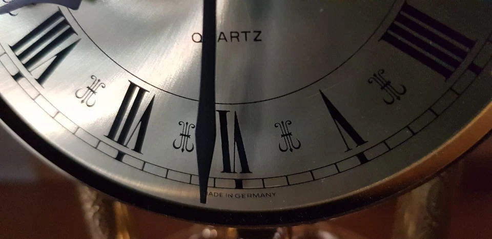 horloge à poser Quartz à pendule rotatif, métal doré sous cloche Germany - Photo 4/4