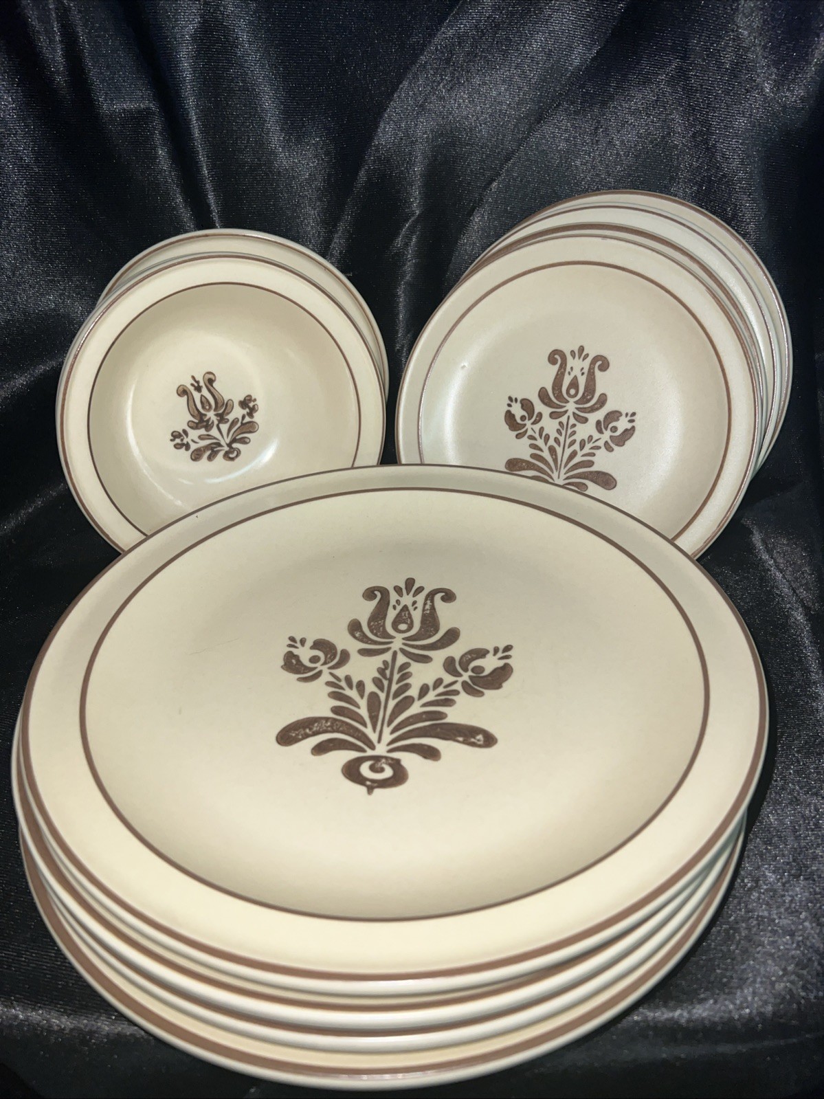 Vintage Pfaltzgraff Village stoneware 4 Bowls 4 Salad Plates