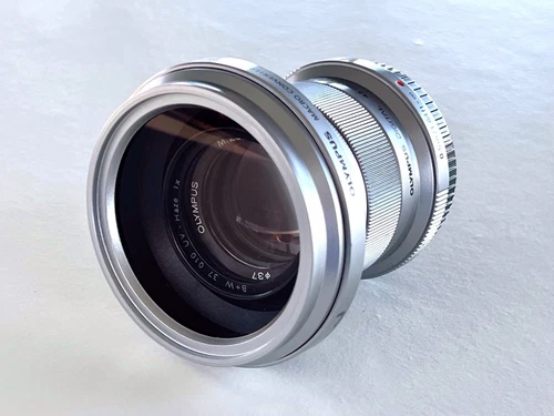 Olympus M.Zuiko Digital ET-M4518 45 mm F/1.8 MSC silber Objektiv mit Zubehör - Bild 1 von 7