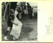 1989 Press Photo Jarad Stokes clean the grounds around the Covington Court House