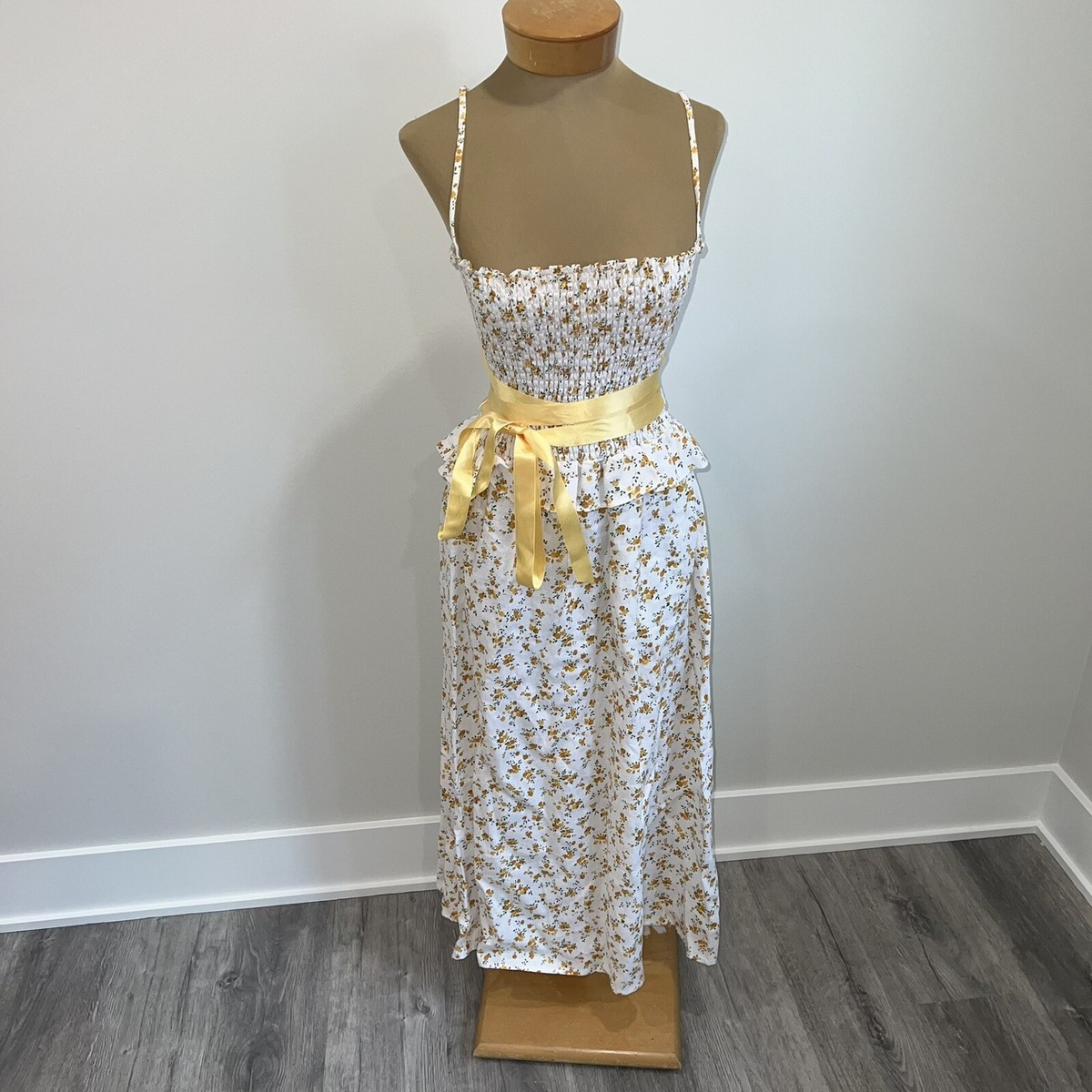 a plus a line dress ZAPAKA Women Green Plus Size Prom Dress with Slit Tulle A line Spaghetti  Straps Appliqued Corset Long Party Dress with Sequins main image 1