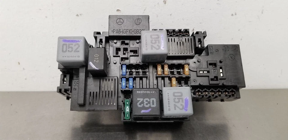 CAJA DE FUSIBLES MOTOR MERCEDES BENZ C63S AMG W205 17 2229063202 Foto 2 de 4