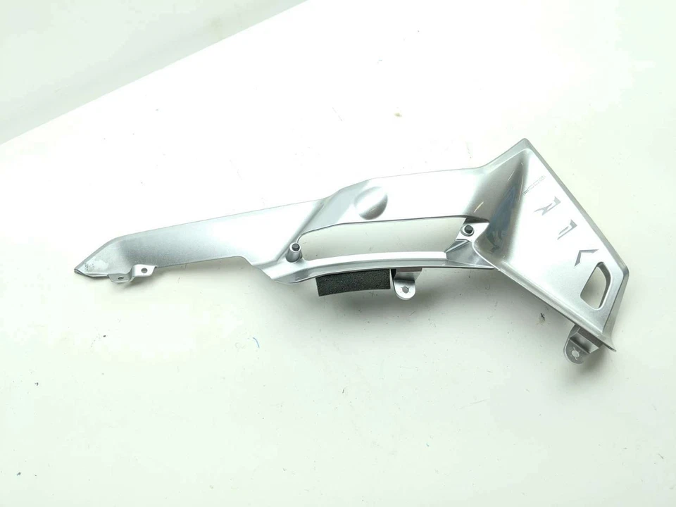 12 13 Panel de cubierta de carenado inferior del vientre Honda VFR1200 DCT 64411-MGE-0000 Foto 2 de 4