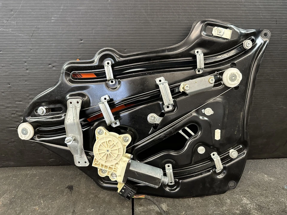 06-09 MERCEDES CLK350 CONVERTIBLE DRIVER LEFT QUARTER GLASS WINDOW REGULATOR - Image 4 of 4