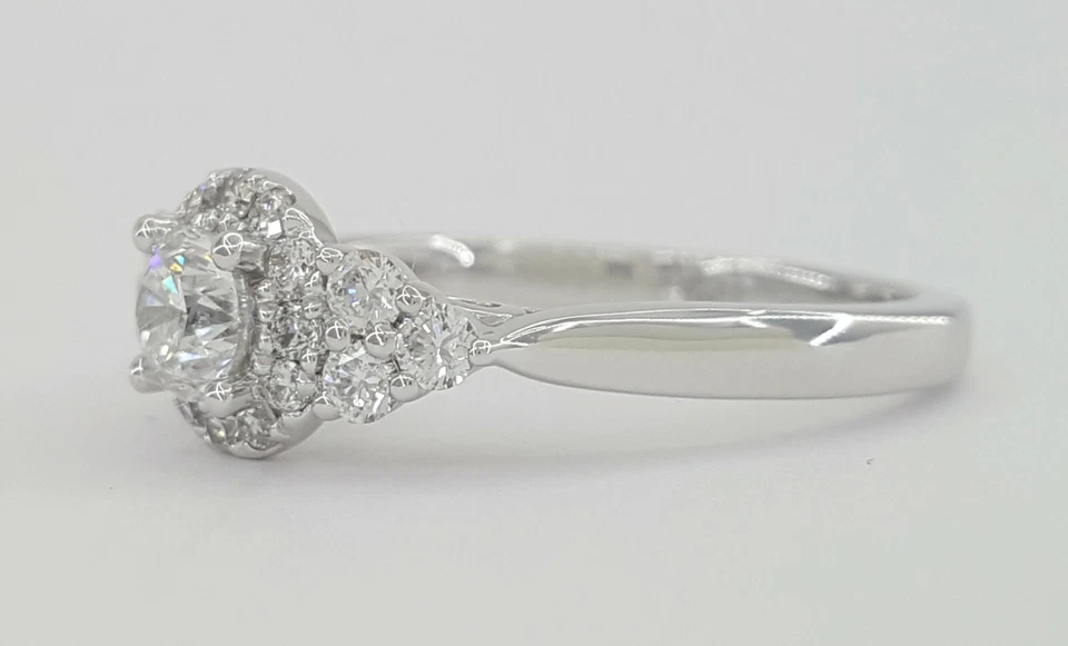 Anillo de compromiso redondo con halo de 3 piedras de diamantes talla brillante de oro blanco de 14 quilates de 0,87 quilates Foto 4 de 4