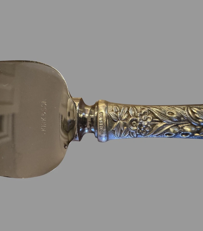 Lâmina de aço inoxidável para servidor de queijo Kirk & Son Stieff prata esterlina Repousse 6-1/2" - Imagem 4 de 4