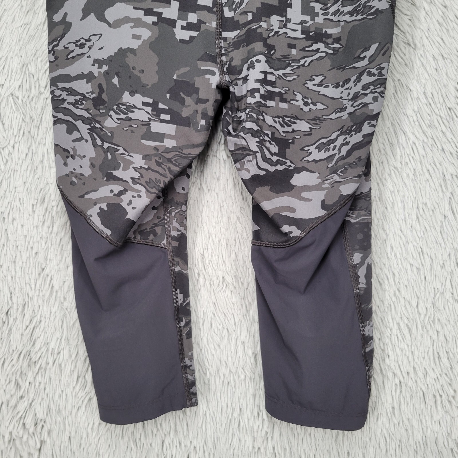 Under Armour Womens Large (28x16.5) Compression Capri Legging Gray Camo