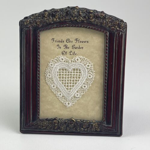 Vintage Framed Friends Are Flowers Lace Heart Gift Table Top - Afbeelding 1 van 8