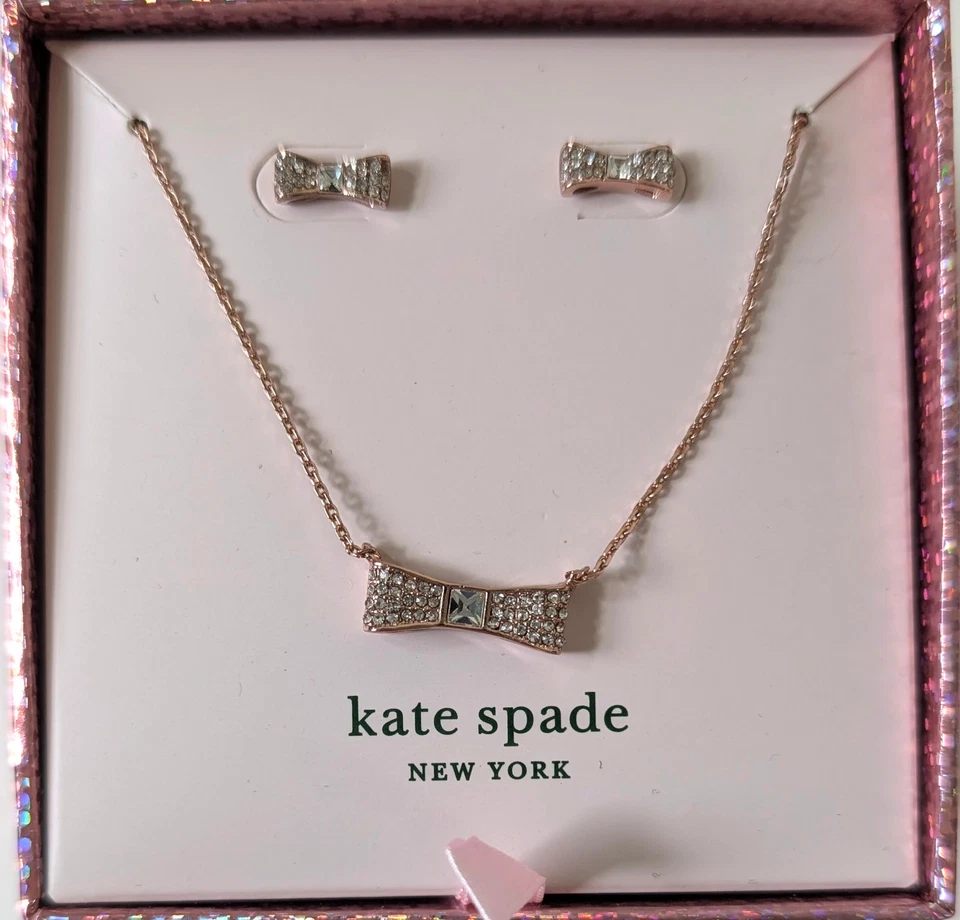 Kate Spade 玫瑰金铺面蝴蝶结吊坠项链和耳钉盒装礼品套装 — 第 3/4 张图片