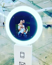 Mobibooth Aura selfie station/Photo Booth with a 12.9 iPad Pro
