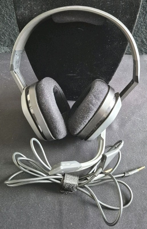 ASTRO A10 Microphone Headphones Model 418G31 Excellent Condition 7 Ft. Cord