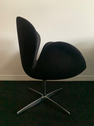 Matt Blatt Arne Jacobsen Swan Chair Premium Replica In Black In Great Condition - Picture 7 of 12