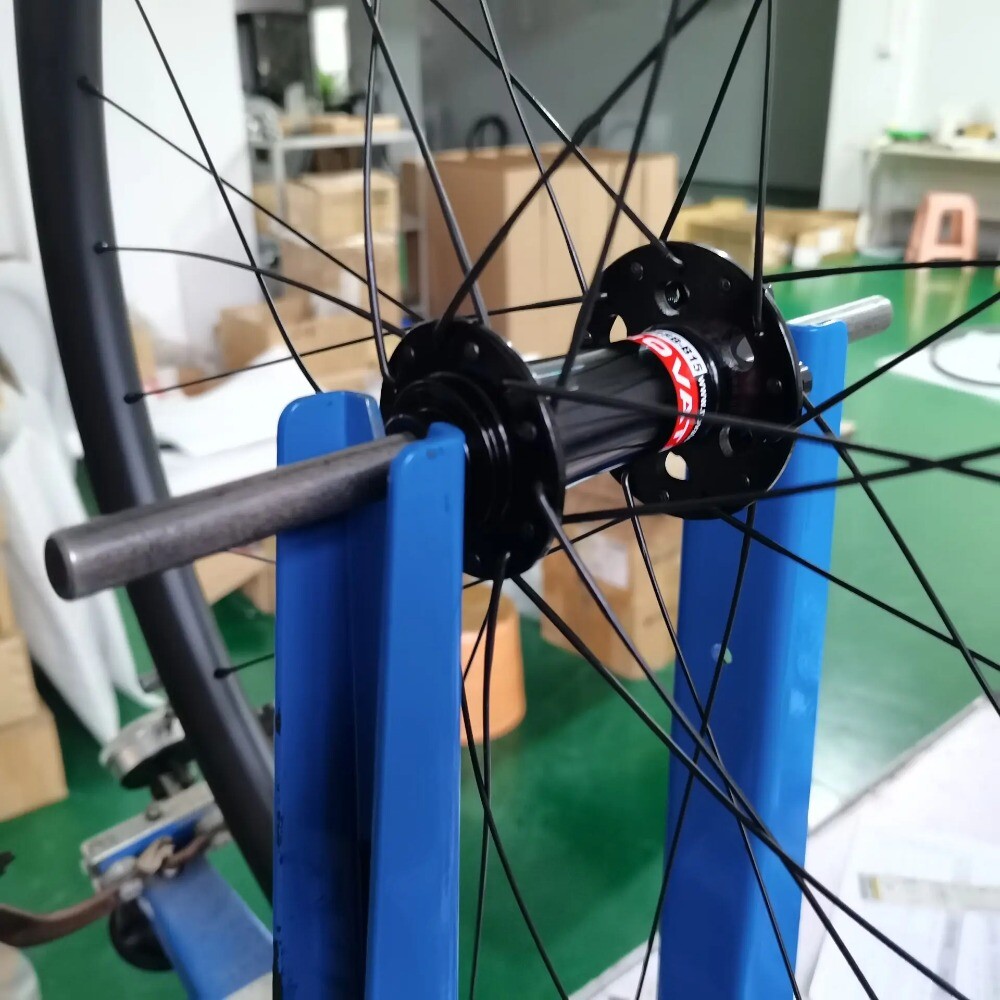 Paire Roues Vélo Carbone 700C - Profil 50mm, Largeur 25mm, 20-24 Trous, 1285g