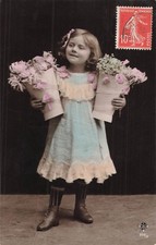 CP PETITE FILLE POTS FLEURS - 33210