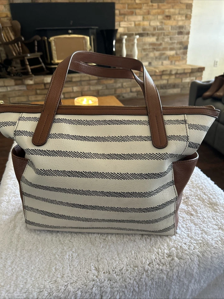 Bolso de Mano Fossil Sydney de Cuero Sintético a Rayas Pequeño Arañazo en la Parte Superior Frontal Muy Bonito Foto 4 de 4
