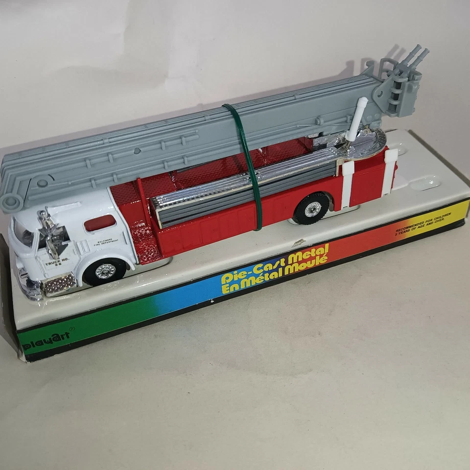 Model Power power art Firetruck 7968MP 1:48 Aerial Ladder Lift Baltimore Boxed  - Image 3 of 4