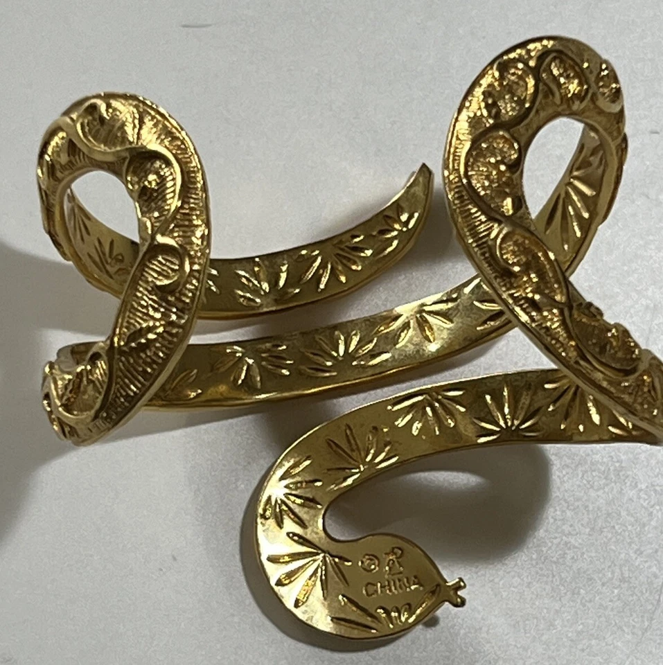 PULSERA SERPIENTE SERPIENTE ALREDEDOR DE LA MUÑECA CHAPADA EN ORO RACHEL ZOE Foto 3 de 4