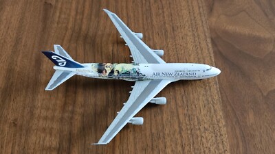 Herpa Wings 1:400 Flugzeug  Boeing 747 Air New Zealand Lord of the Rings ZK-NBV