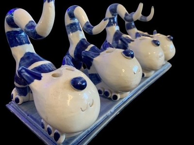 Handgefertigte Studiokeramik Elaine Turner blau & weiß Keramik Katze Skulptur-Set o