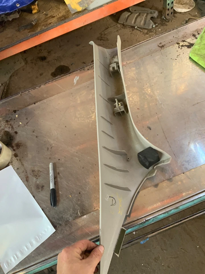 Dodge Durango 2004-2006 moldura de pilar moldura conductor izquierdo Mopar fabricante original Foto 2 de 3