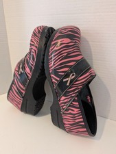Sanita Skóra lakierowana Pielęgniarka Chodaki Świadomość raka piersi Różowa zebra Rozmiar.40 EU