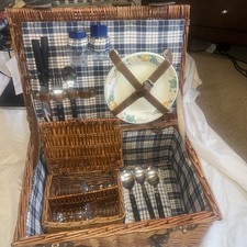 Large Wicker Hamper Picnic Basket With Two Person Picnic Set 