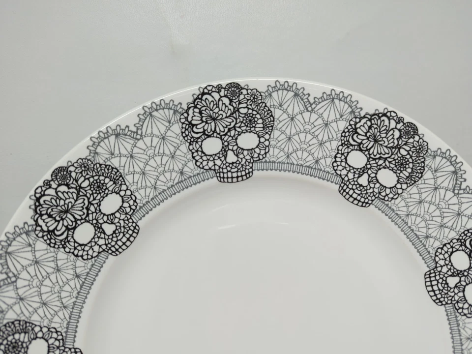 Набор из 4 кружевных обеденных тарелок 222 Fifth Skull Halloween Goth 10 5/8 дюйма - Изображение 4 из 4