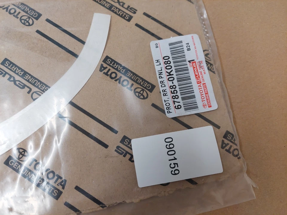 Protector panel puerta trasera izquierda Toyota Hilux MK8 678580K080 2016-2019 genuino Foto 4 de 4