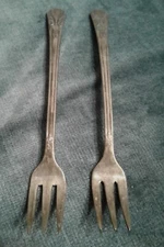 2 Vintage Wm. Rogers Mfg Co. Origjnal Rogers Pickle Forks 5 1/2"