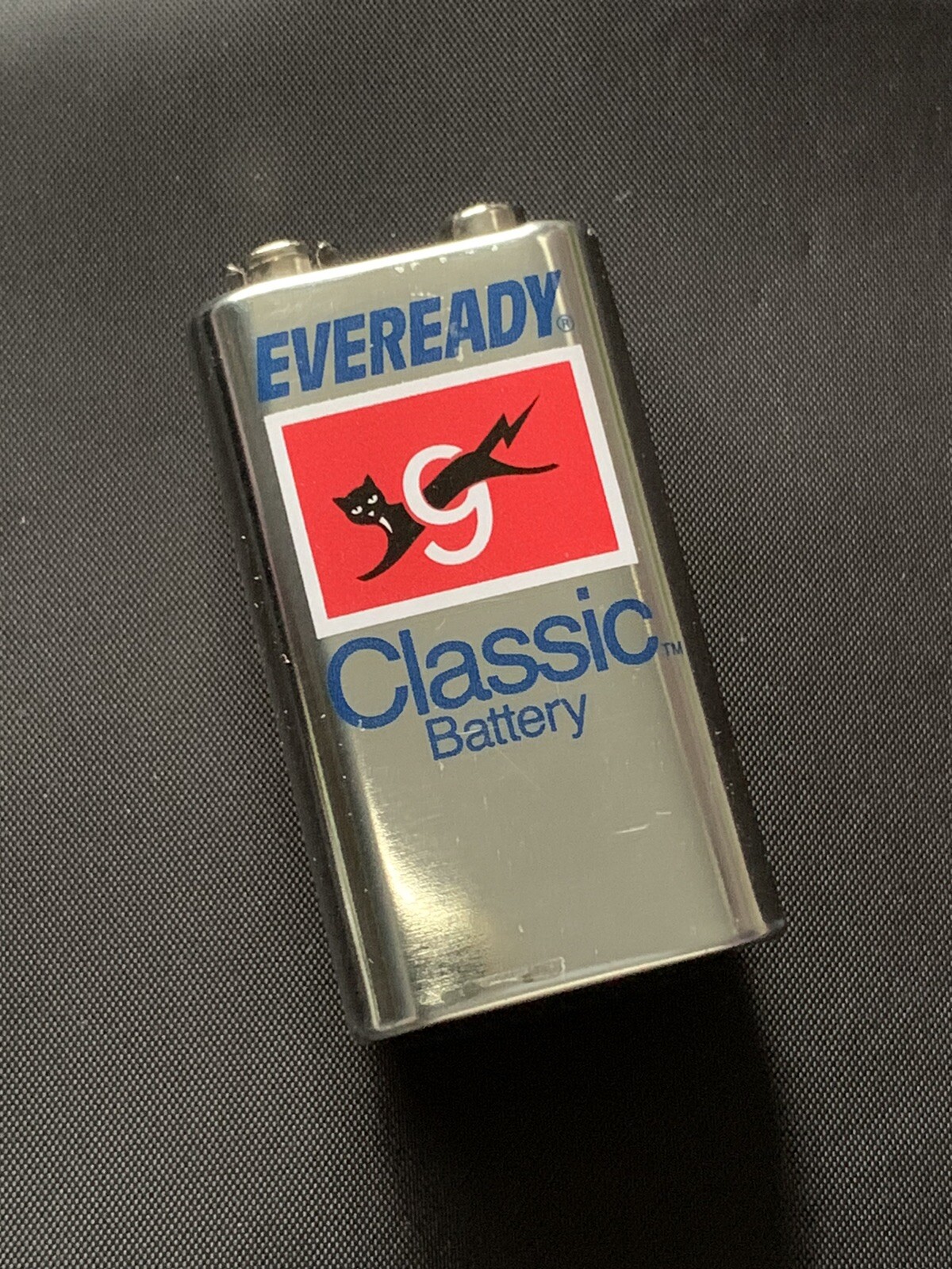 Vintage Eveready 9 Volt Classic 9 lives silver battery Collectible