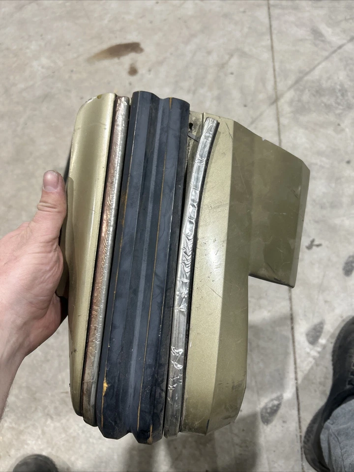 Juego de llenado de parachoques delantero Pontiac Grand Prix 1981-1987 Foto 2 de 4