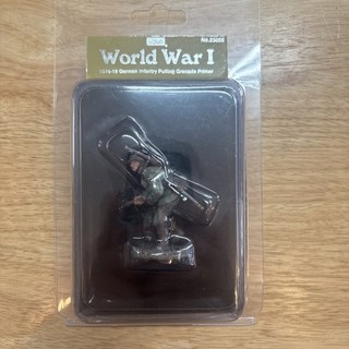 BRITAINS 23055 WW1 1916 18 German Infantry Pulling Grenade Primer